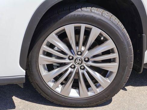 Used 2024 Toyota Highlander Platinum FWD image 33