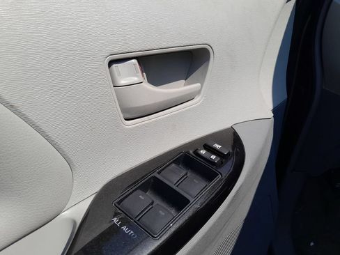 Used 2014 Toyota Sienna L FWD image 12