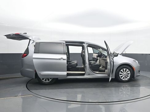 Used 2019 Chrysler Pacifica Touring-L FWD image 37
