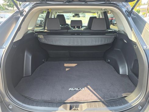 Used 2019 Toyota RAV4 XLE w/ Carpet Mat Package AWD/4WD image 14