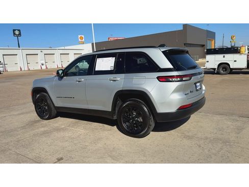 Used 2024 Jeep Grand Cherokee Altitude image 6