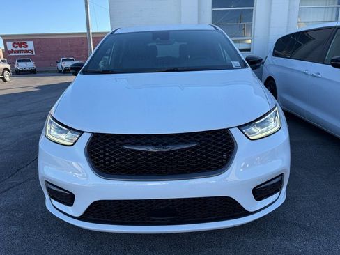 New 2026 Chrysler Pacifica Select image 3