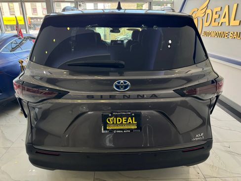 Used 2024 Toyota Sienna XLE w/ XLE Plus Package FWD image 6