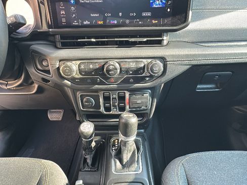 Used 2024 Jeep Wrangler Sahara image 23