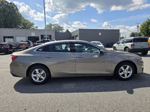 Used 2023 Chevrolet Malibu LT image 2