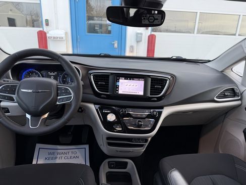 Used 2023 Chrysler Voyager LX image 17