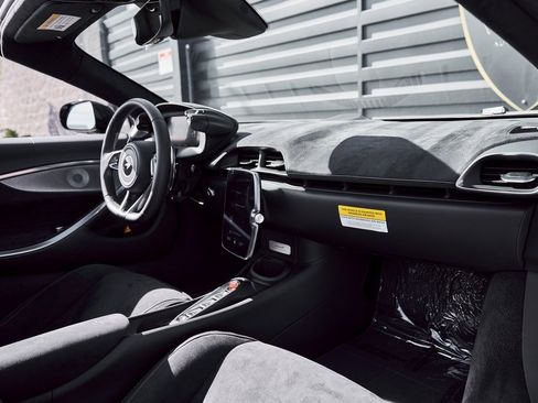 Used 2025 McLaren Artura Spider image 39