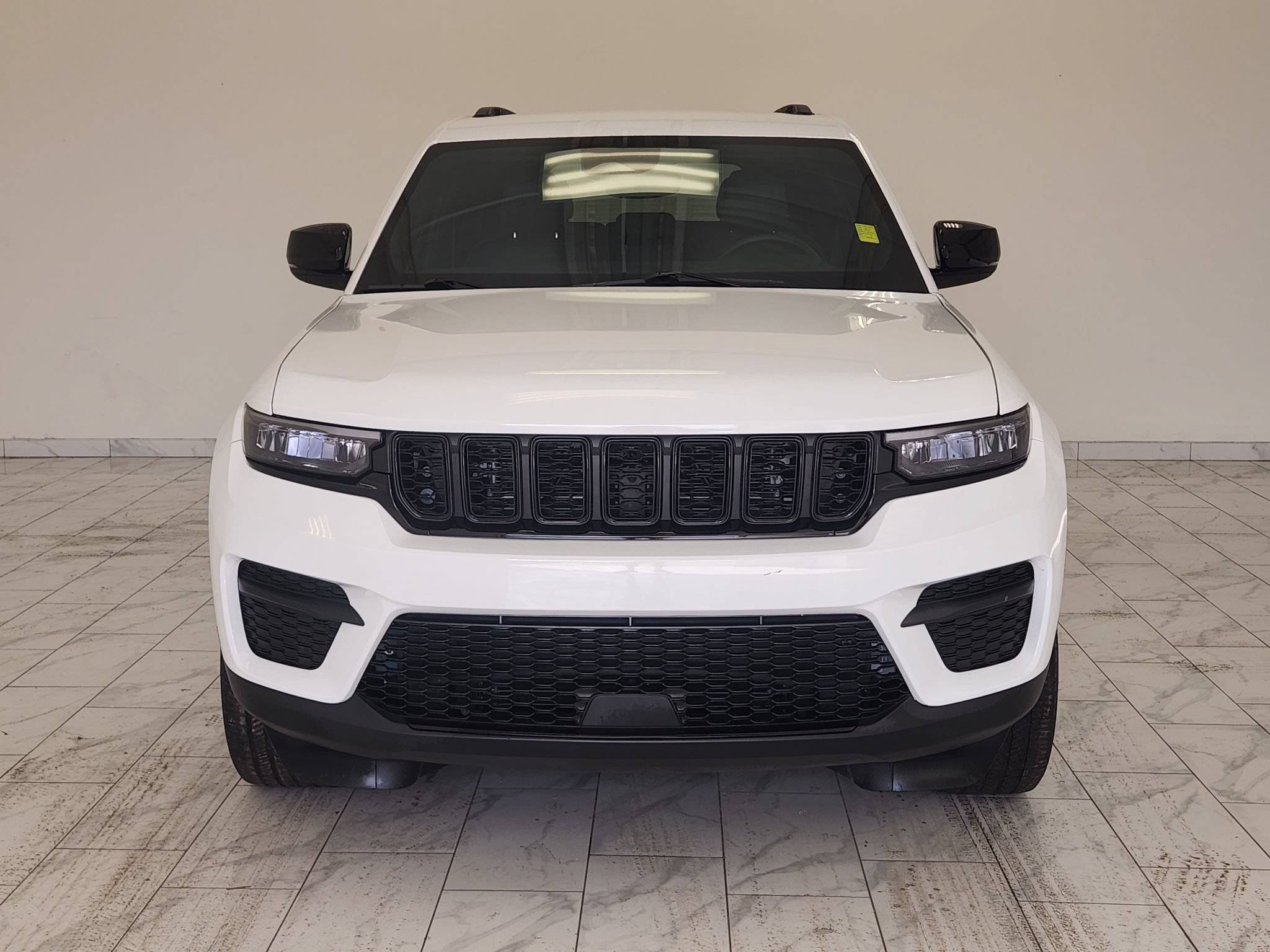 Used 2023 Jeep Grand Cherokee Altitude AWD/4WD image 2