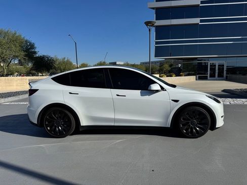 Used 2023 Tesla Model Y Performance image 5