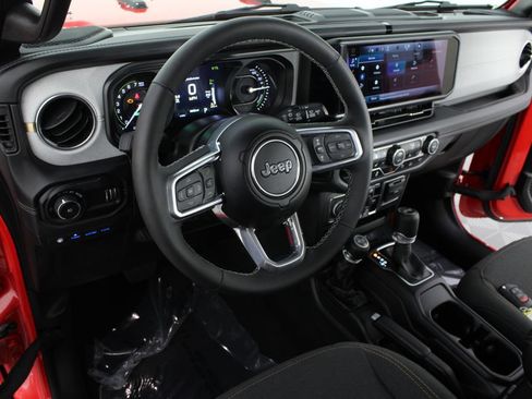 Used 2025 Jeep Wrangler Unlimited Sahara w/ Safety Group AWD/4WD image 8