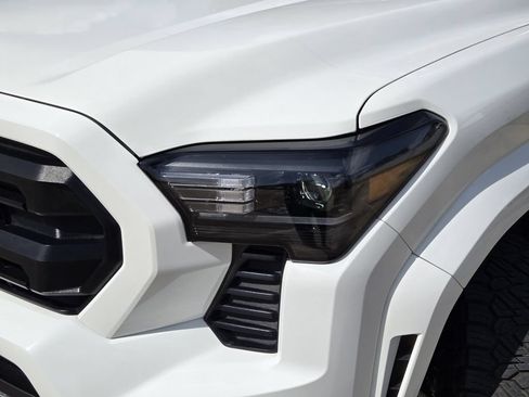 Used 2025 Toyota Tacoma SR5 AWD/4WD image 11