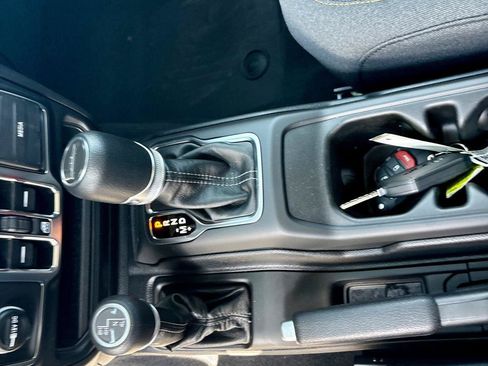Used 2025 Jeep Gladiator Sport AWD/4WD image 18