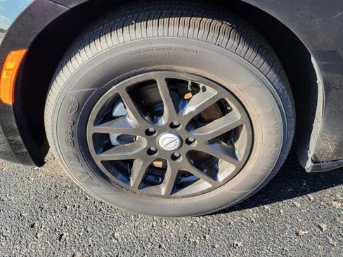 Used 2025 Chrysler Pacifica Select FWD image 5