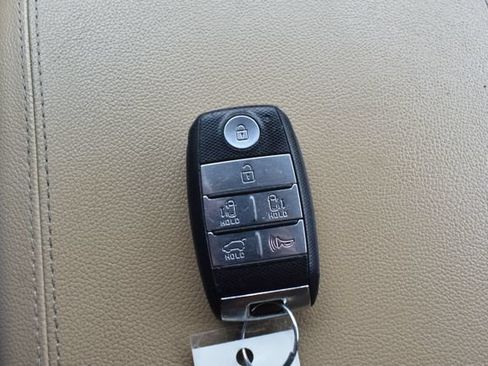 Used 2017 Kia Sedona EX FWD image 32