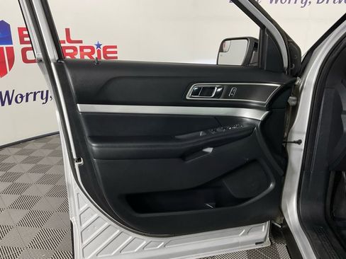 Used 2017 Ford Explorer XLT image 12