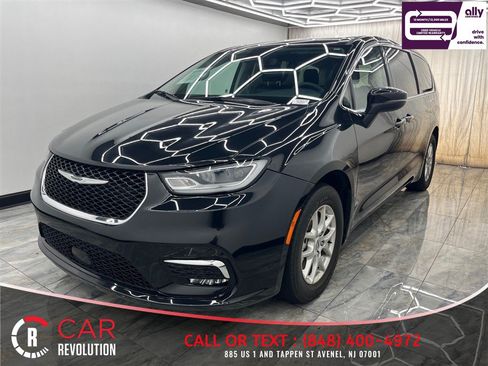 Used 2023 Chrysler Pacifica Touring-L FWD image 4