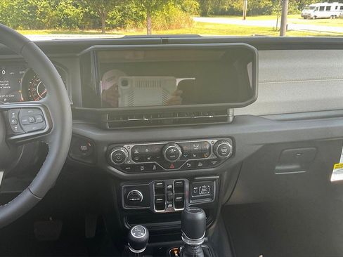 New 2025 Jeep Gladiator Sport image 7