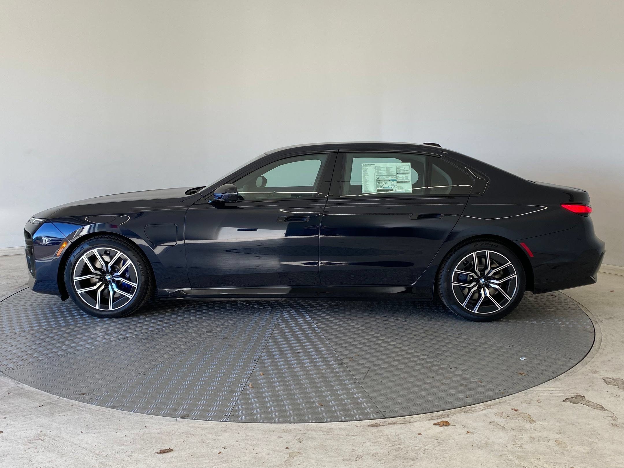Used 2026 BMW 750e xDrive w/ Premium Package AWD/4WD image 2