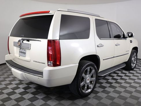 Used 2010 Cadillac Escalade Luxury AWD/4WD image 2
