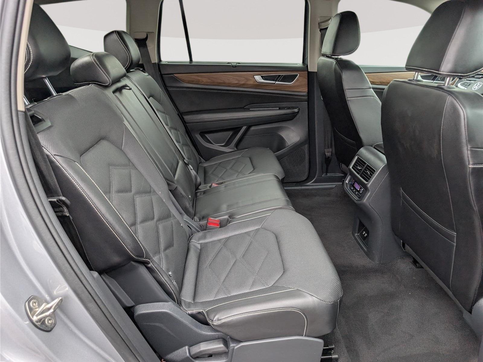 Used 2024 Volkswagen Atlas SE AWD/4WD image 12