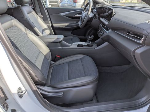 Used 2025 Buick Envista Preferred image 35