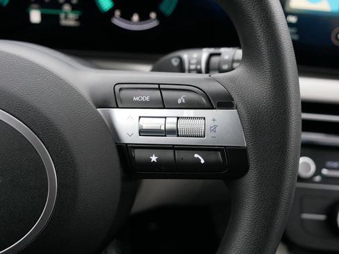 Certified 2025 Hyundai Tucson SE image 30