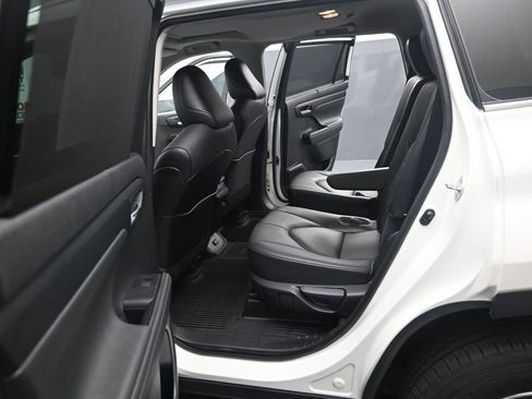 Used 2021 Toyota Highlander XLE AWD/4WD image 16