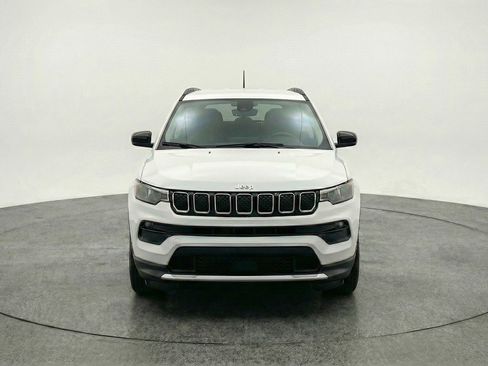 Used 2025 Jeep Compass Latitude image 2