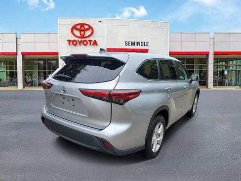Used 2023 Toyota Highlander LE FWD image 3