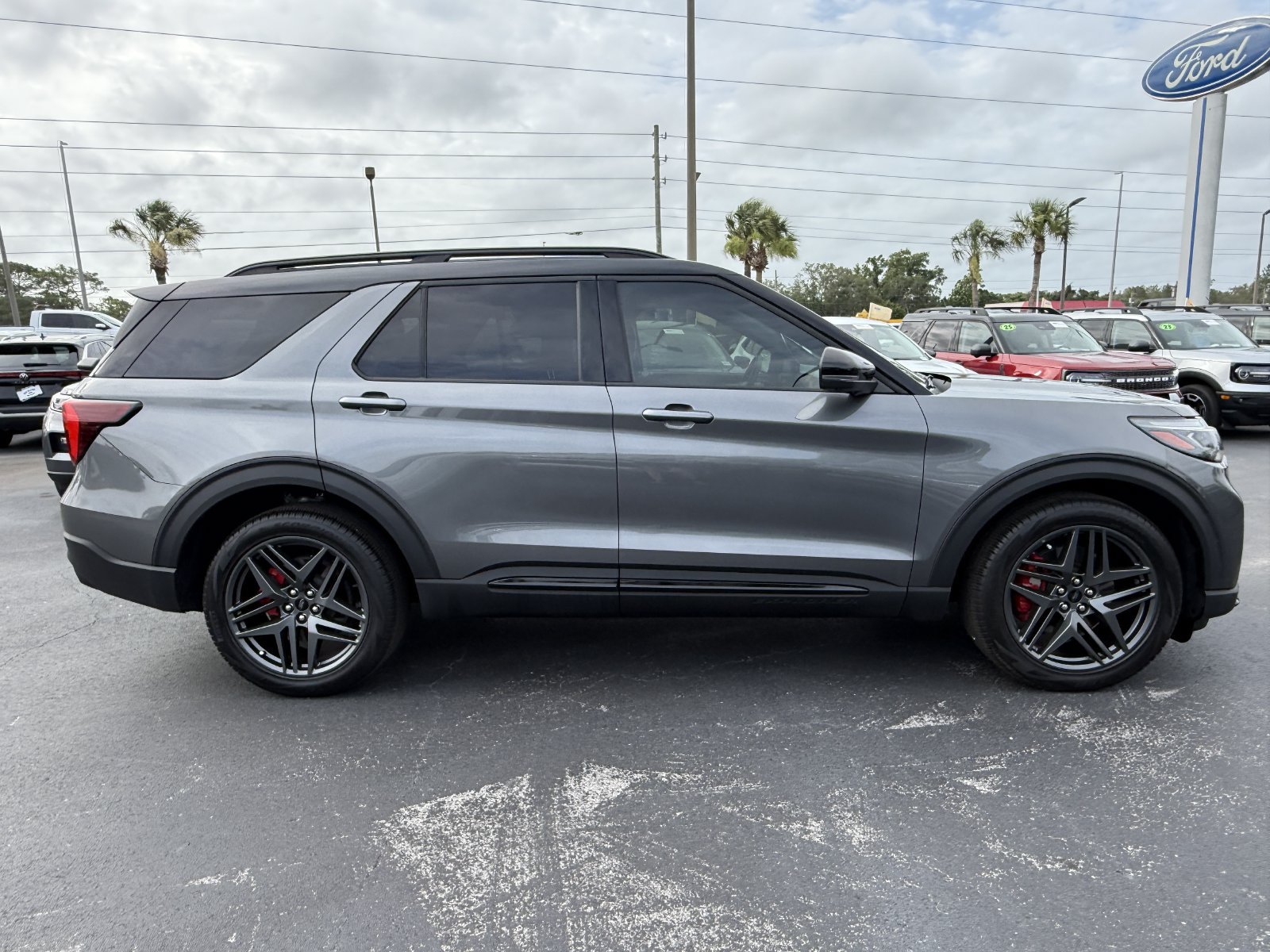 Certified 2025 Ford Explorer ST AWD/4WD image 3