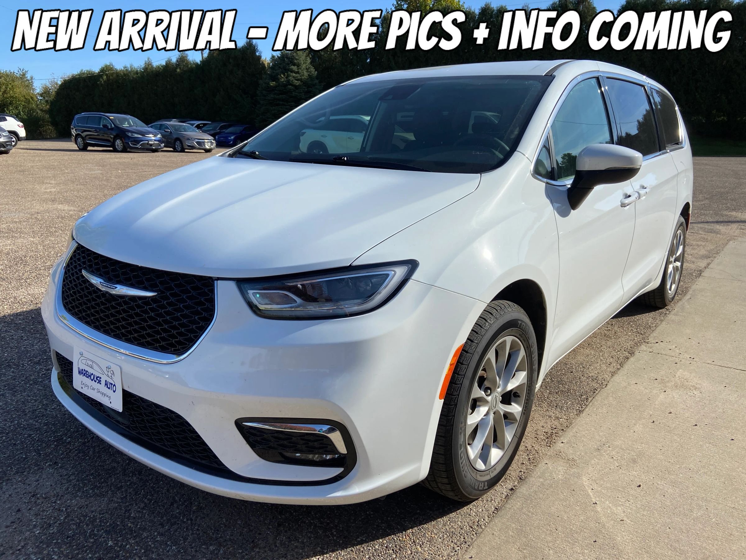 Used 2023 Chrysler Pacifica Touring-L w/ Uconnect Theater Family Group AWD/4WD image 1