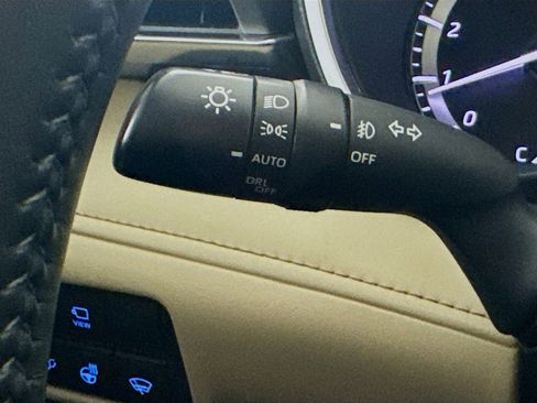 Used 2022 Toyota Highlander Limited FWD image 12