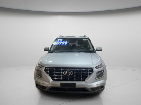 Used 2023 Hyundai Venue SEL image 2