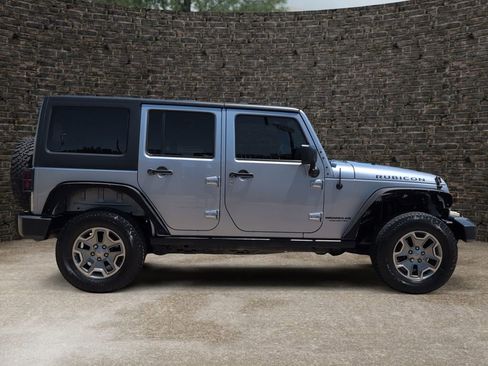 Used 2016 Jeep Wrangler Unlimited Rubicon w/ Connectivity Group AWD/4WD image 3