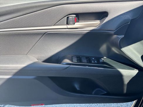 Used 2025 Toyota Camry SE FWD image 18