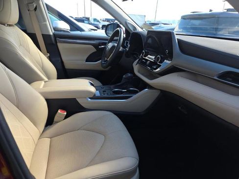Used 2023 Toyota Highlander Platinum AWD/4WD image 3