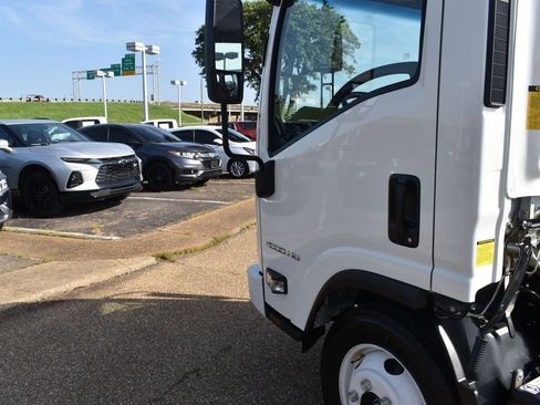 New 2025 Chevrolet Low Cab Forward image 8