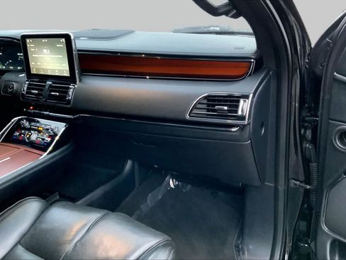 Used 2018 Lincoln Navigator Select w/ Technology Package RWD image 18