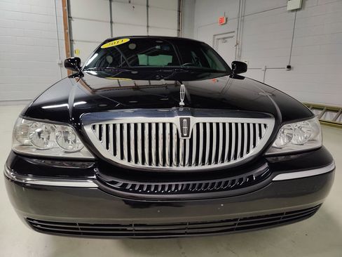 Used 2011 Lincoln Town Car Executive L RWD image 3