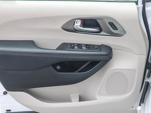 Used 2023 Chrysler Pacifica Touring-L FWD image 24