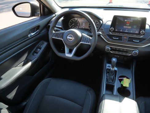 Used 2025 Nissan Altima 2.5 SV FWD image 9