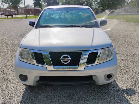 Used 2017 Nissan Frontier SV image 2