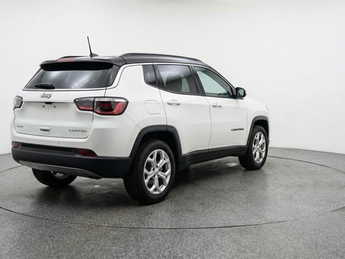 Used 2025 Jeep Compass Latitude AWD/4WD image 9