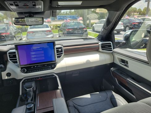 Used 2025 Toyota Sequoia Capstone AWD/4WD image 17
