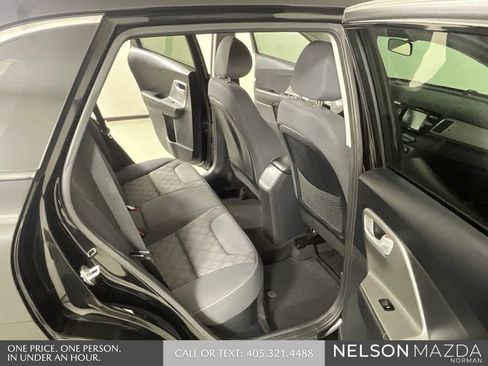 Used 2017 Kia Niro FE FWD image 16