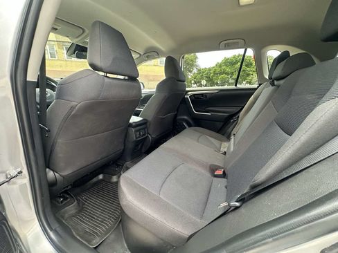 Used 2022 Toyota RAV4 LE AWD/4WD image 37