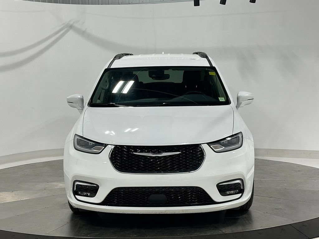 Used 2022 Chrysler Pacifica Touring-L FWD image 3