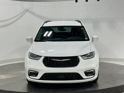 Used 2022 Chrysler Pacifica Touring-L FWD image 3