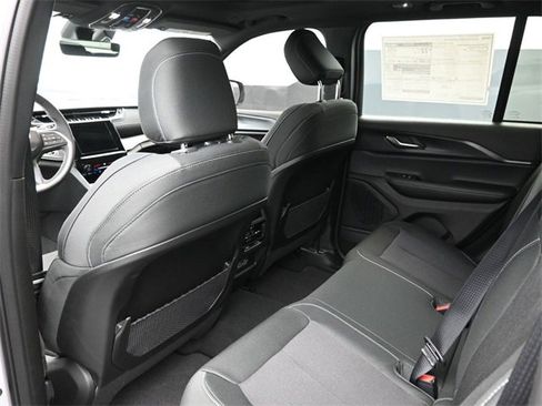 New 2025 Jeep Grand Cherokee Laredo image 16