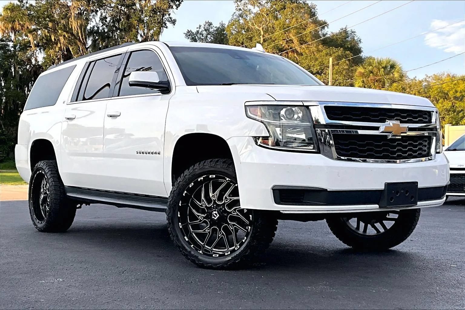 Used 2020 Chevrolet Suburban LT RWD image 2